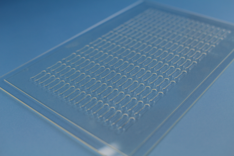 Microarray with a large number of wells